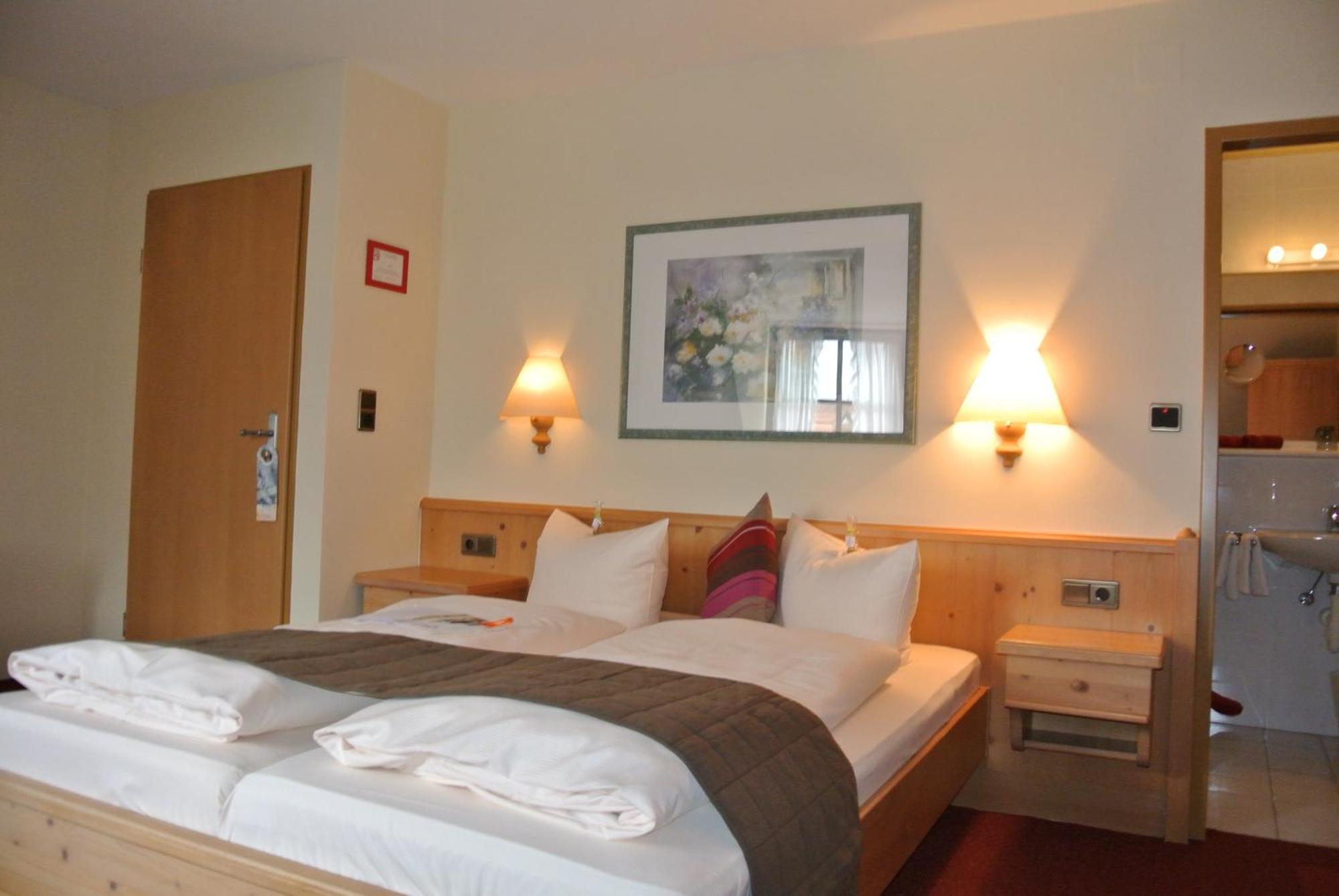 AKZENT Hotel Am Bach Dettelbach Buitenkant foto