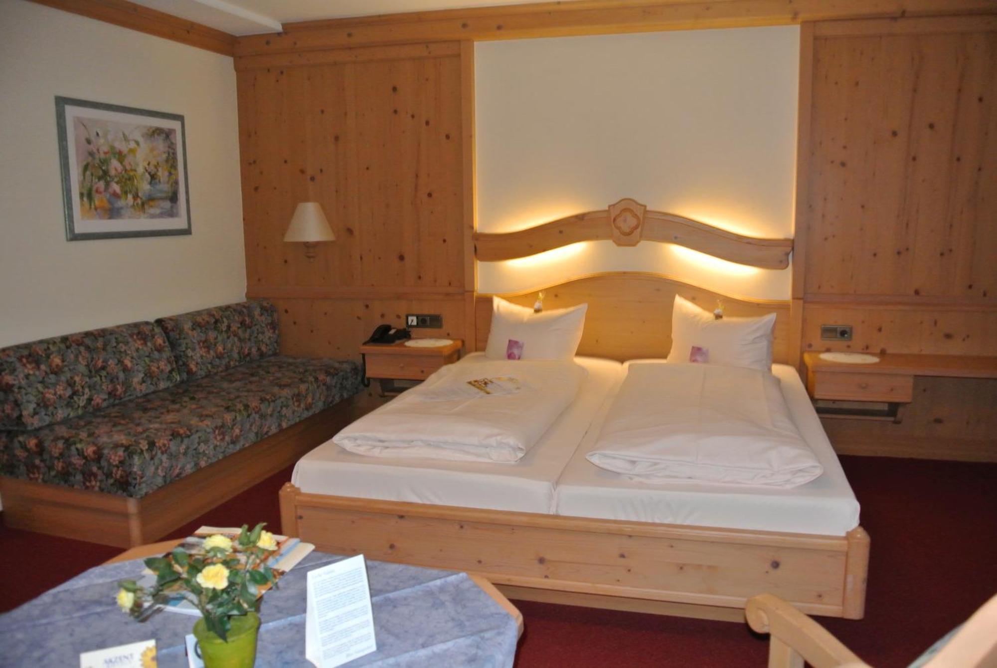 AKZENT Hotel Am Bach Dettelbach Buitenkant foto