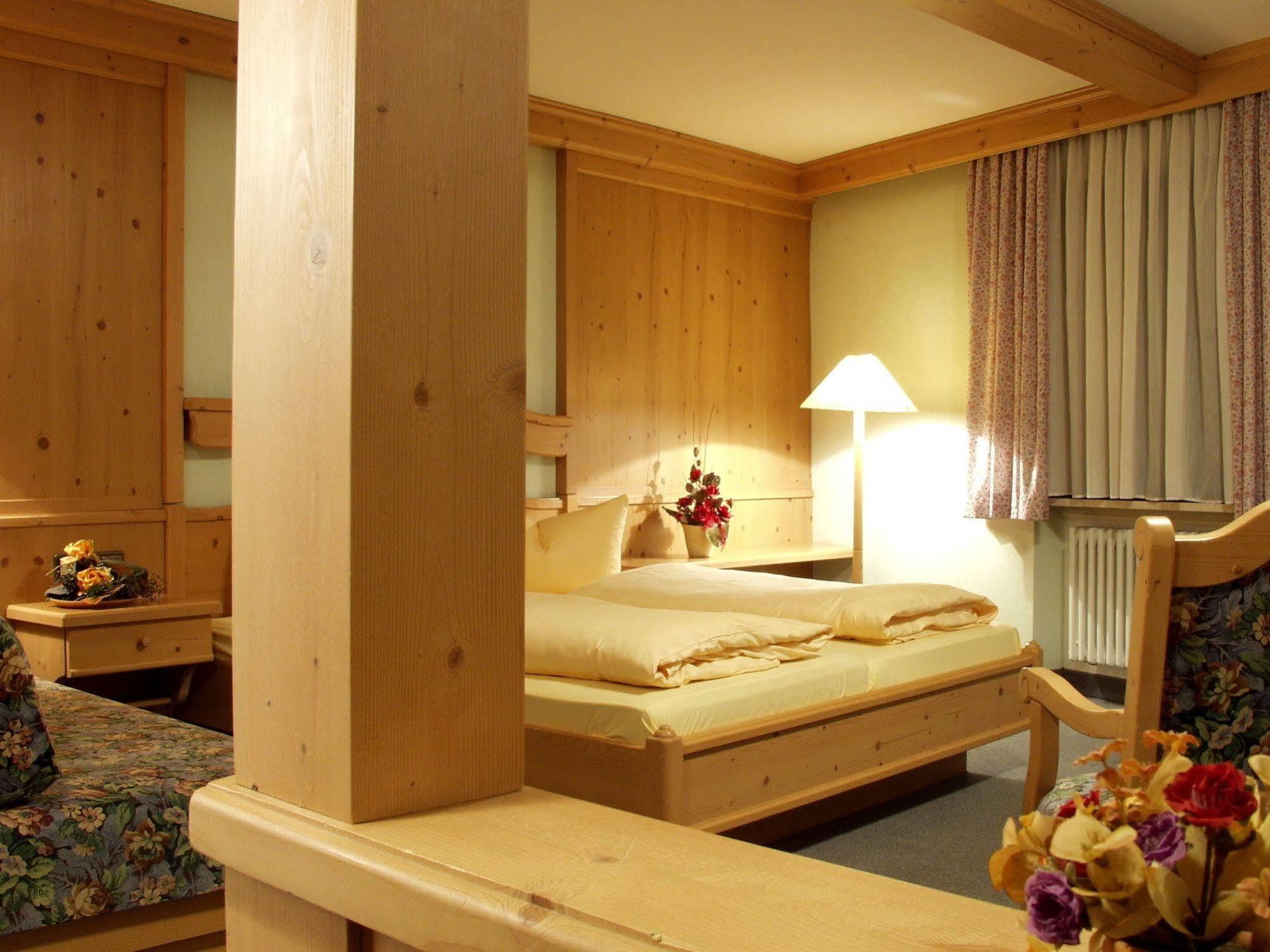 AKZENT Hotel Am Bach Dettelbach Buitenkant foto